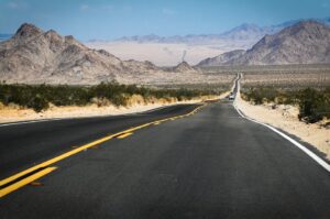 Image of route 66 going into the distance - prepare for a nationwide move with ease.