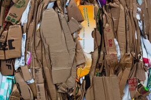 when you are to pack liquids for moving, do not use cardboard boxes 